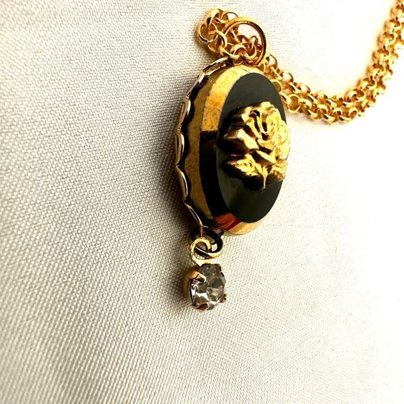 Black and gold tone  rose vintage pendant necklace - Picture 6 of 9